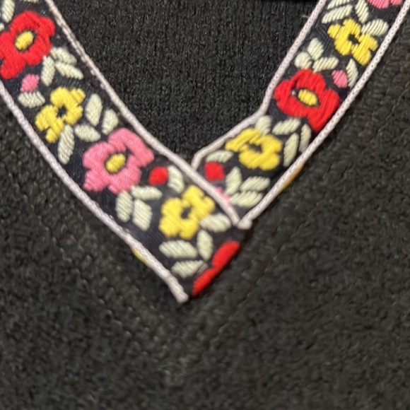 Vintage wool hooded sweater with floral trim - Picture 2 of 8